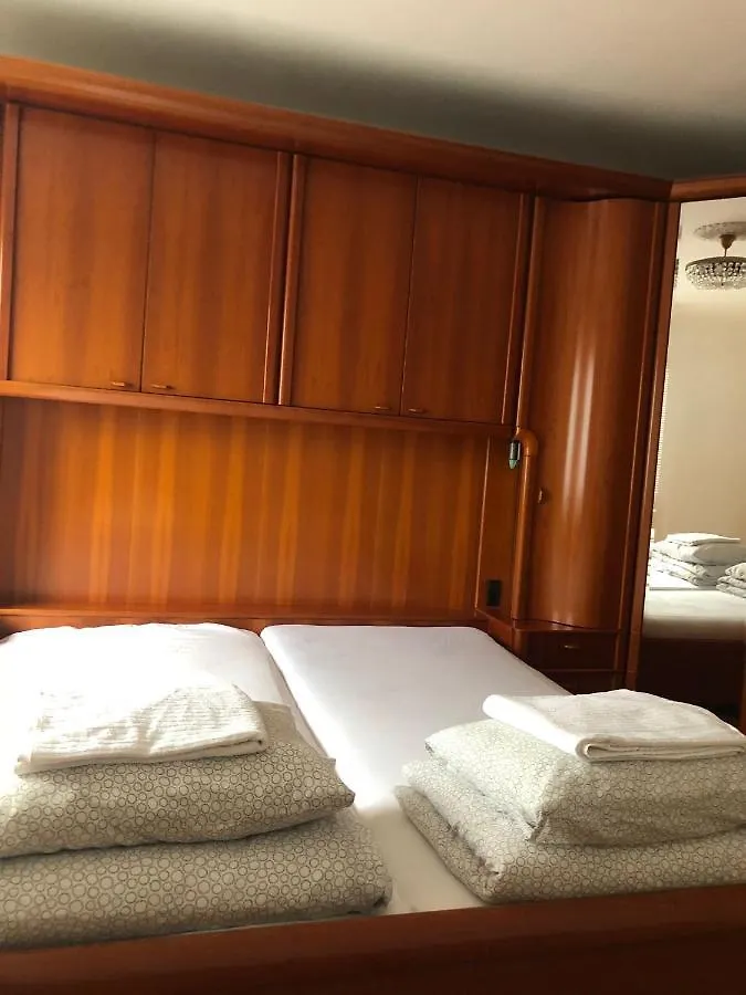 A Private Room In A Shared Apartment Wiedeń Austria